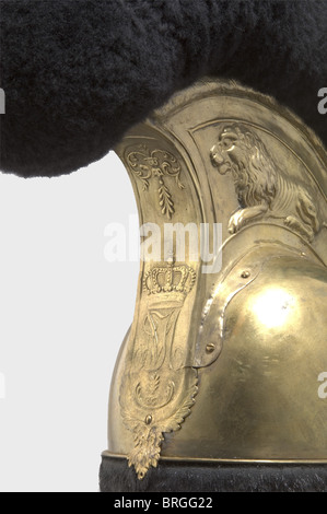 Ein Helm 1814 für Männer, die in der Garde du Corps Regiment eingetragen sind, ist mit einem eingravierten Löwen versehen, und die königlichen Initialen "MJ" befinden sich auf der Frontplatte des Squadron.Com. Helms mit der Nummer "935" auf der Rückseite des 93. Helms des 5.   b Kamm.das Band und Krempe sind mit Sealskin.Stampfed Messing Schlaufe.Silber überzogene Kakaden.Leder Schweißband und Leinen Futter.Metall Kinnskalen an den Seitenschnallen, ihre Lederrückseite wurde offenbar für die hundertjährigen Zeremonien ersetzt.die schwarze, Stroh gefüllt, Schaffell Wappen i,Additional-Rights-Clearences-nicht verfügbar Stockfoto