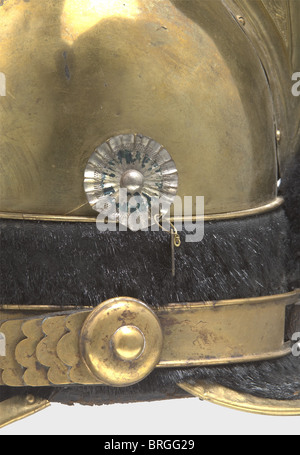 Ein Helm 1814 für Männer, die in der Garde du Corps Regiment eingetragen sind, ist mit einem eingravierten Löwen versehen, und die königlichen Initialen "MJ" befinden sich auf der Frontplatte des Squadron.Com. Helms mit der Nummer "935" auf der Rückseite des 93. Helms des 5.   b Kamm.das Band und Krempe sind mit Sealskin.Stampfed Messing Schlaufe.Silber überzogene Kakaden.Leder Schweißband und Leinen Futter.Metall Kinnskalen an den Seitenschnallen, ihre Lederrückseite wurde offenbar für die hundertjährigen Zeremonien ersetzt.die schwarze, Stroh gefüllt, Schaffell Wappen i,Additional-Rights-Clearences-nicht verfügbar Stockfoto