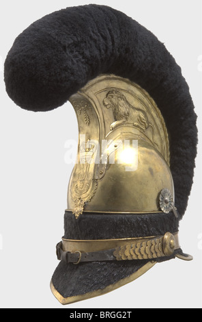 Ein Helm 1814 für Männer, die in der Garde du Corps Regiment eingetragen sind, ist mit einem eingravierten Löwen versehen, und die königlichen Initialen "MJ" befinden sich auf der Frontplatte des Squadron.Com. Helms mit der Nummer "935" auf der Rückseite des 93. Helms des 5.   b Kamm.das Band und Krempe sind mit Sealskin.Stampfed Messing Schlaufe.Silber überzogene Kakaden.Leder Schweißband und Leinen Futter.Metall Kinnskalen an den Seitenschnallen, ihre Lederrückseite wurde offenbar für die hundertjährigen Zeremonien ersetzt.die schwarze, Stroh gefüllt, Schaffell Wappen i,Additional-Rights-Clearences-nicht verfügbar Stockfoto