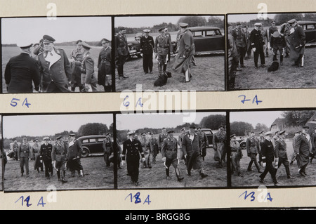 General der Flieger Friedrich Christiansen(1879 - 1972),drei Alben mit ca. 7000 Fotografien unveröffentlichte Privatfotos im Kleinbildformat,40 x 25 mm aus seiner Zeit als Wehrmachtskommandant in den Niederlanden. Nicht in chronologischer Reihenfolge. Die Alben haben später Ringordner, (einige lose). Darunter sind Fotos von Besuchen von Hermann Göring, Albert Speer und Generälen aller Branchen, wie z.B. Demmelhuber, Galland, Milch, Udet, Sperrle, Wolfram von Richthofen, sowie von Ritterkreuz-, NSFK- und NSKK-Führern, Diplomaten, etc. Inspecti,Additional-Rights-Clearences-Not Available Stockfoto
