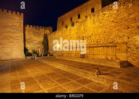 Turm von la Hierba und Casa Los Ribera im historischen Zentrum von Cáceres, Extremadura, Spanien Stockfoto