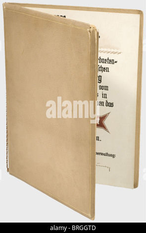 Adolf Hitler,Ehrenbürgerurkunde des oberschlesischen Kreissitz Kreuzburg,datiert 20. April 1934 EIN großformatiges, doppelseitiges Dokument mit hervorragenden Tuschzeichnungen rund um den Text, darunter: SA-Truppen marschieren durch das Stadttor, das Stadtwappen und der berühmte Sohn der Stadt,der Schriftsteller,Gustav Freytag(1816 - 1895). Der Widmungstext ist in rot-schwarzer Kalligraphie geschrieben und trägt neben den Unterschriften der Gemeindemitglieder das Bürgermeistersiegel. Die Unterschrift des Künstlers,'R. Heilig' ist links unten. 42 x 62 cm. , Zusatz-Rechte-Clearences-Nicht Verfügbar Stockfoto