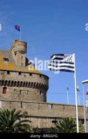 Frankreich, Bretagne, St. Malo, Burg und bretonische Flagge Stockfoto