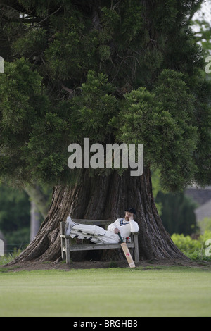 Ein Cricketer entspannt zusehen ein Dorf-Spiel. Bild von James Boardman. Stockfoto