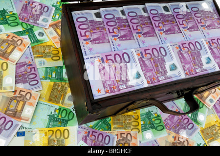 Eine große Truhe mit Euro-Banknoten. Finanzielle Krise, Krise, Schulden. Stockfoto