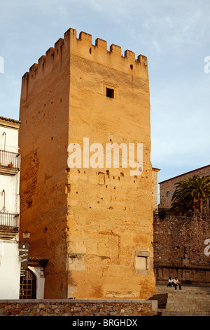 Turm von la Hierba und Casa Los Ribera im historischen Zentrum von Cáceres, Extremadura, Spanien Stockfoto