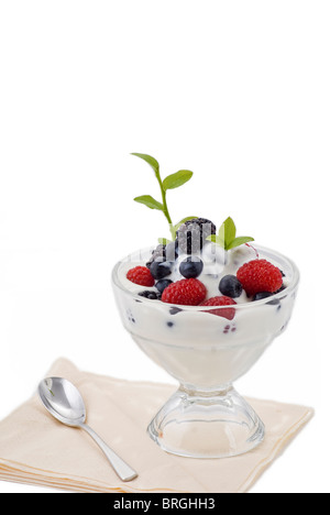 Frische gemischte Sommerbeeren in Naturjoghurt. Stockfoto