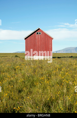 Haus auf der Insel Vanna / Vannoya in Troms Grafschaft, Nord-Norwegen. Stockfoto