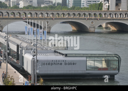 Joséphine Baker Swimmingpool am Seineufer, Bercy Brücke, Paris, Frankreich Stockfoto