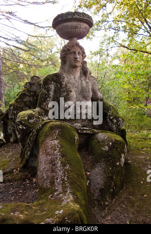 Statue in den ungewöhnlichen Gärten des Sacro Bosco im Parco dei Mostri, Bomarzo, Latium, Italien Stockfoto