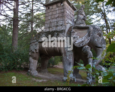 Statue in den ungewöhnlichen Gärten des Sacro Bosco im Parco dei Mostri, Bomarzo, Latium, Italien Stockfoto