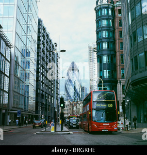 Blick auf Bishopsgate und den Gherkin-Wolkenkratzer von Norman Foster mit einem roten Doppeldeckerbus der Old Street 135 auf der Shoreditch High Street London, Großbritannien, KATHY DEWITT Stockfoto