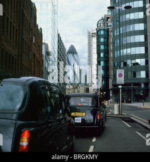 Taxis im Verkehr auf Bishopsgate mit Blick auf Sir Norman Foster Gherkin Gebäude in der Ferne, London UK KATHY DEWITT Stockfoto