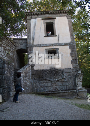 Wonky Haus in den ungewöhnlichen Gärten des Sacro Bosco im Parco dei Mostri, Bomarzo, Latium, Italien Stockfoto