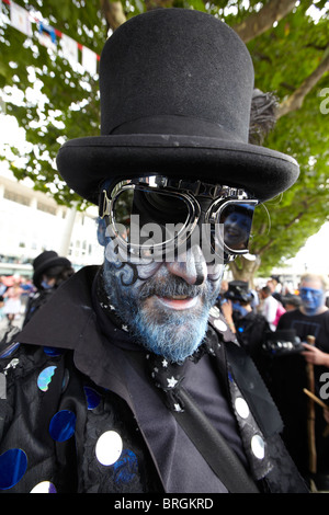 Blau konfrontiert Widder Morris Musiker Southbank London UK Europa Stockfoto