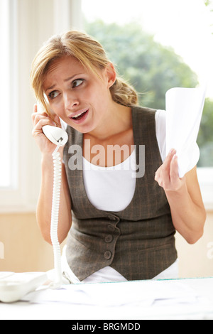 Frau beschwerte sich über das Telefon Stockfoto