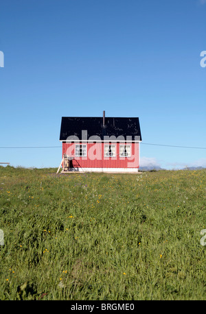 Haus auf der Insel Vanna / Vannoya in Troms Grafschaft, Nord-Norwegen. Stockfoto