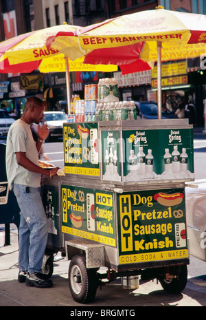 Menschen kaufen Lebensmittel, Hot Dog Stand, Straßenhändler, NYC Stockfoto