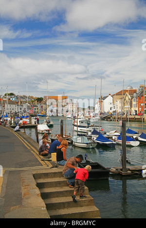 Gerade der Fisch am Hafen von Weymouth und der Mündung des Fluss Wey in Weymouth, Dorset, England, UK Stockfoto