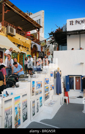 Menschen warten auf den Sonnenuntergang über der Caldera in Fira (Thira), Insel Santorin, Griechenland. Stockfoto