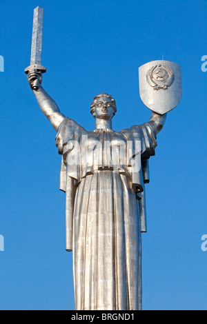 Die monumentale Skulptur des „Mutterlands“ in Kiew, Ukraine, erbaut von Jewgenij Vuchetich für die Soldaten, die während des Zweiten Weltkriegs starben Stockfoto