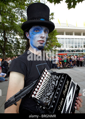 Eine blaue konfrontiert Widder Morris Musiker Southbank London UK Europa Stockfoto