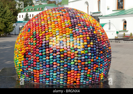 Ball gemacht der Ukrainische Ostereier (Pysanky) an der Kiewer Höhlenkloster (1015) in Kiew, Ukraine Stockfoto