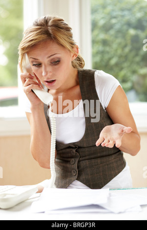 Frau beschwerte sich über das Telefon Stockfoto