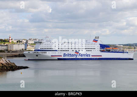 MV Armorique ferry eine Roro Brittany Ferries Unternehmen eingehende, Plymouth Fähre Hafeneinfahrt mit einer Kulisse aus Plymouth Hacke UK Stockfoto