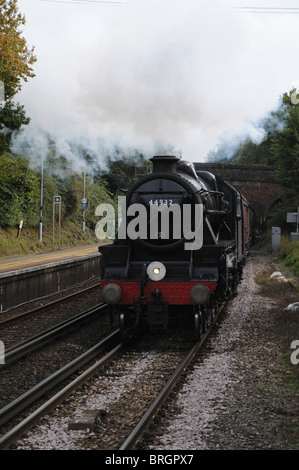 Eine "Black 5" dampft die Steigung in Richtung Stonegate Station ziehen eine Tour im Auftrag der Eisenbahngesellschaft Touring. Stockfoto