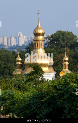 Kirche von der Höhe des Kreuzes (1700) an der Kiewer Höhlenkloster (1015) in Kiew, Ukraine Stockfoto