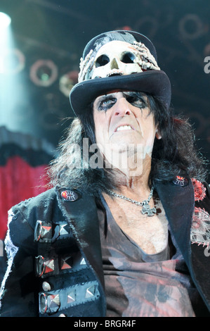 Alice Cooper einen Hut Schädel oben auf der Bühne in Wolverhampton Civic Hall Theatre of Death Tour Stockfoto