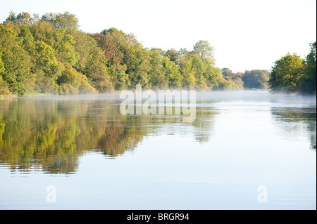 Blick auf die Nebel auf dem Fluss in den frühen Morgenstunden Stockfoto