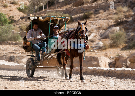 Die Siq Canyon Eingang zum alten Felsen geschnitzt Stadt Petra, Jordanien. Stockfoto