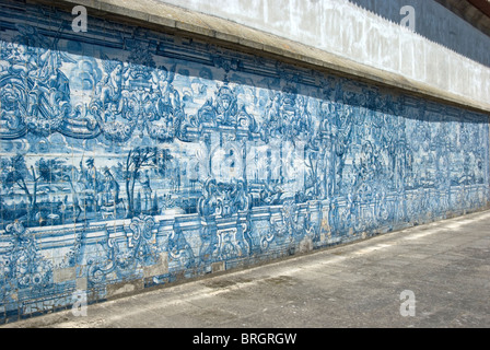 Die Kathedrale von Porto, Porto, Portugal. Barocke Azulejos in den gotischen Kreuzgang. Stockfoto