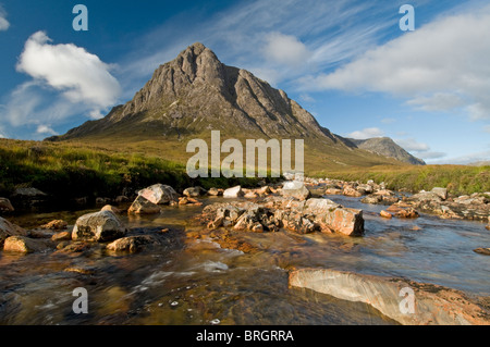 Buachaille Etive Mor erhebt sich über dem Fluss Coe in Glencoe, Inverness-Shire, Schottland.  SCO 6796 Stockfoto
