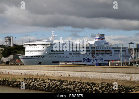 MV Pont Aven eine Roro Brittany Ferries Fähre Unternehmen Flaggschiff festgemacht Plymouth South Devon England UK Stockfoto