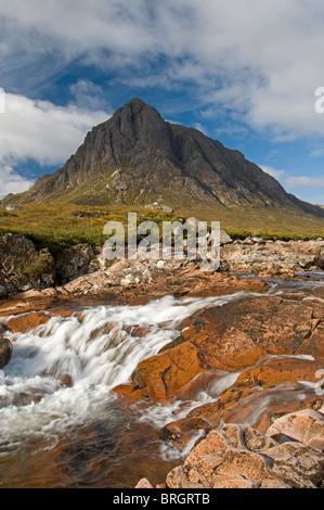 Buachaille Etive Mor erhebt sich über dem Fluss Coe in Glencoe, Inverness-Shire, Schottland.  SCO 6797 Stockfoto