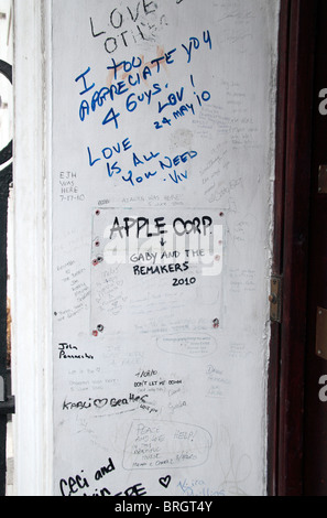 Graffiti auf der Eingangswand zu den ehemaligen Büros der "The Beatles" Apple Corps, 3 Savile Row, London, UK gekritzelt. Stockfoto