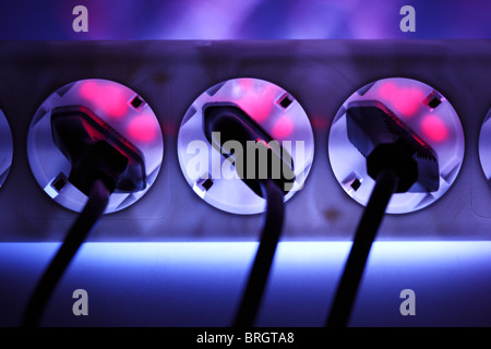 Haus Elektrik, Stromversorgung, Multi-Steckdosen, elektrische Kabel, Stecker. Stockfoto