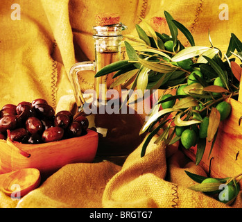 Frisches Grün & marinierte schwarze Oliven Stockfoto