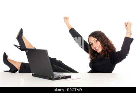 glückliche junge Geschäftsfrau mit Laptop Frau feiern Erfolge Stockfoto