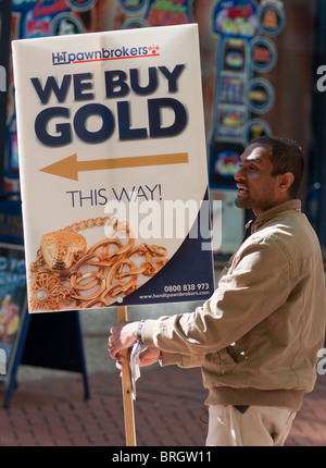 Die pfandleiher Zeichen für "Wir sind Gold" im Zentrum von Birmingham, Großbritannien Stockfoto