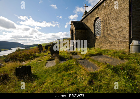 St. James Kapelle bei Woodhead, Longdendale Tal, Peak District, England, UK. Torside Stausee hinter. Stockfoto