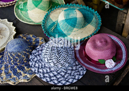 Bunt gewebte Bast Hüte, Madagaskar Stockfoto