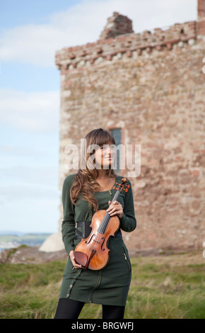 Nicola Benedetti, gebürtige aus West Kilbride, steht vor Portencross Castle mit ihrer Stradivarius-Geige Earl Spencer, nachdem die Burg wieder eröffnet wurde. Stockfoto