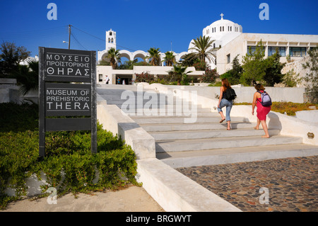 Eintritt in das Museum für prähistorische Thera in Thira (Fira), Insel Santorin, Griechenland. Stockfoto