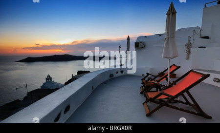 Sonnenuntergang von einer Hotelterrasse über der Caldera in Imerovigli, Santorin, Griechenland. Stockfoto