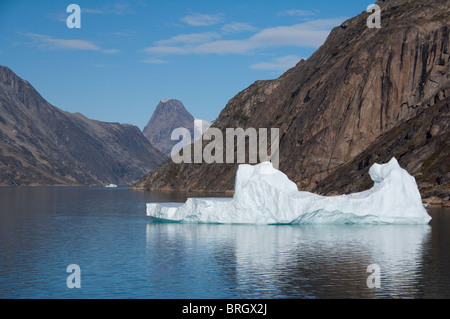 Grönland, Süd-und Ostküste, Skjoldungen-Fjord. Großen Eisbergs im malerischen Fjord umgeben von schneebedeckten Bergen. Stockfoto