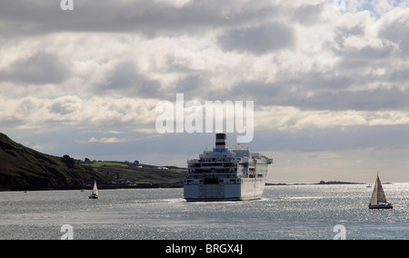 MV Pont Aven eine Roro-Flaggschiff Brittany Ferries Unternehmens Fähre ausgehende von Plymouth Ferry Port South Devon England UK Stockfoto